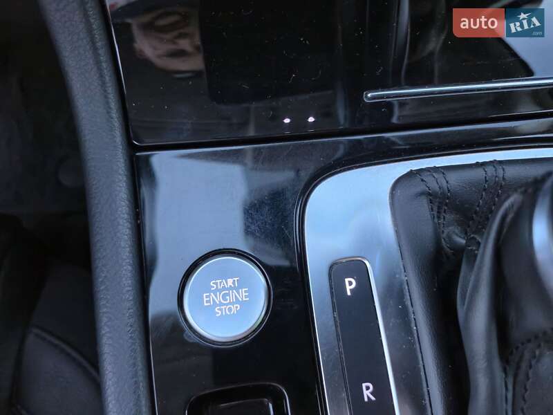 Внедорожник / Кроссовер Volkswagen Touareg 2015 в Одессе