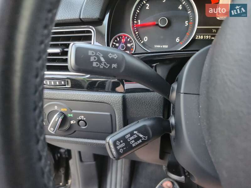 Внедорожник / Кроссовер Volkswagen Touareg 2015 в Одессе