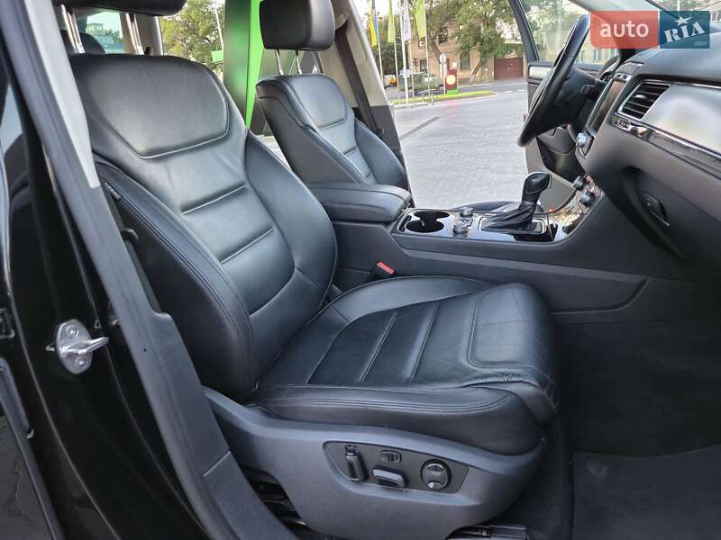 Внедорожник / Кроссовер Volkswagen Touareg 2015 в Одессе