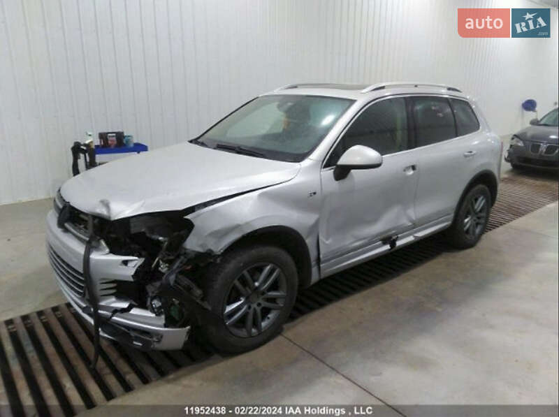 Внедорожник / Кроссовер Volkswagen Touareg 2014 в Киеве