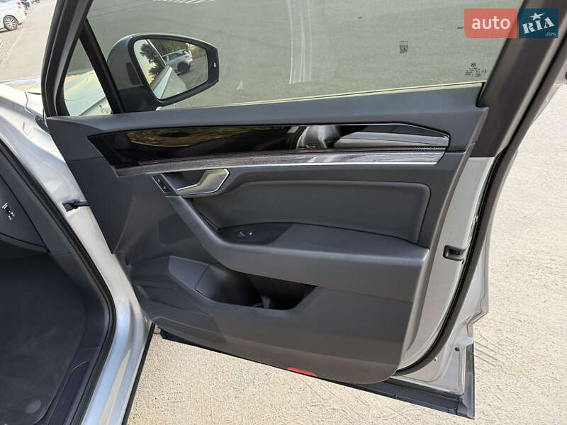 Внедорожник / Кроссовер Volkswagen Touareg 2020 в Киеве