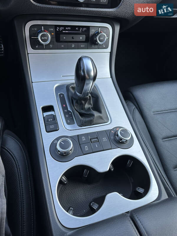 Внедорожник / Кроссовер Volkswagen Touareg 2012 в Тернополе