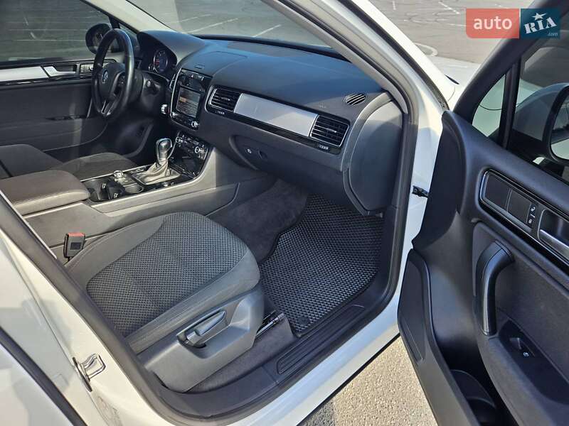 Позашляховик / Кросовер Volkswagen Touareg 2013 в Дніпрі