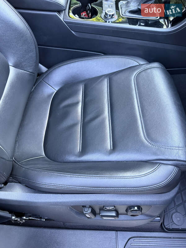 Внедорожник / Кроссовер Volkswagen Touareg 2012 в Баре