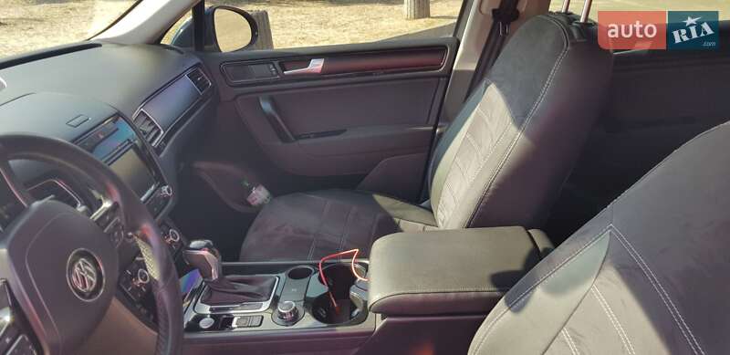 Внедорожник / Кроссовер Volkswagen Touareg 2012 в Черноморске