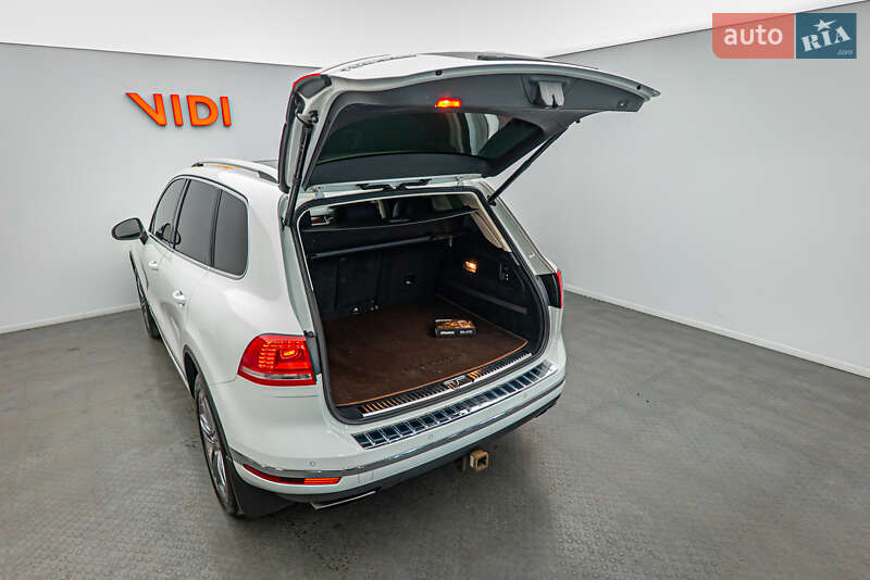 Внедорожник / Кроссовер Volkswagen Touareg 2015 в Киеве
