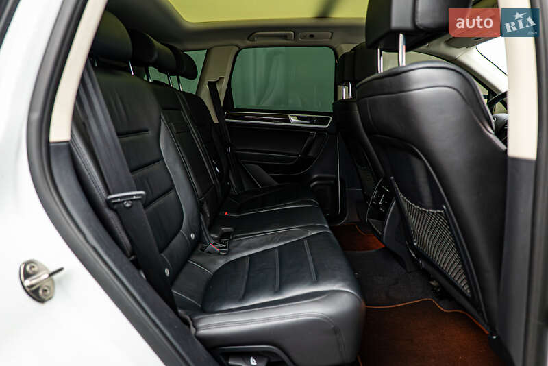Внедорожник / Кроссовер Volkswagen Touareg 2015 в Киеве