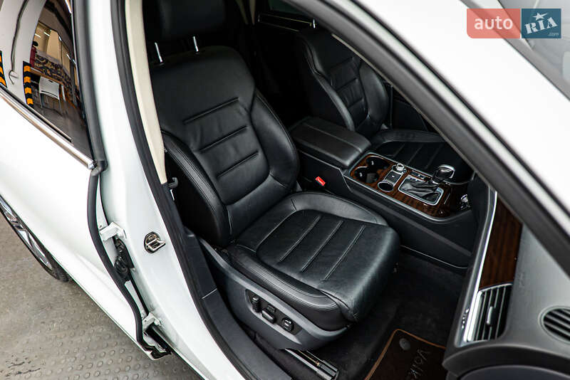 Внедорожник / Кроссовер Volkswagen Touareg 2015 в Киеве