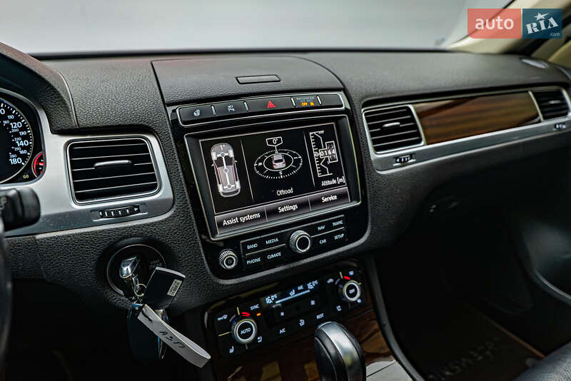 Внедорожник / Кроссовер Volkswagen Touareg 2015 в Киеве