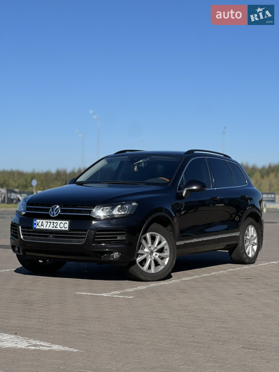 Авто купувалось за 20 пів року тому.
Правильний Туарег, чорний на чорному салоні.
У дуже гарному стані з підтвердженим оригінальним пробігом .
Обслуговування тільки оригінальними деталями.
На максимальній комплектації, без пневмопідвіски та панорами,
Деревʼяний руль, салон оздоблений деревом, вже перевзувся на зиму, 3 комплекти ковриків.
Нова літня резина.
Повністю всі можливі асистенти, камери 360, адаптивна оптика, утримування в полосі, дистронік, 4 зонний клімат контроль, підігрів та вентиляція сидінь, вебасто, противоугонна система пандора , електронний фаркоп, 2 ключі.
Не фарбована, дуже збережений стан лкп та салону. В такому стані одиниці.
Технічно у чудовому стані, цепок в порядку,(3,5 градуса) ідеальна робота двигуна та коробки, їде дуже гарно. Потрібно замінити сальник колінвала , та перепакувати напівпіддон.
Можна на обмін (20к), бажано на дешевше авто .