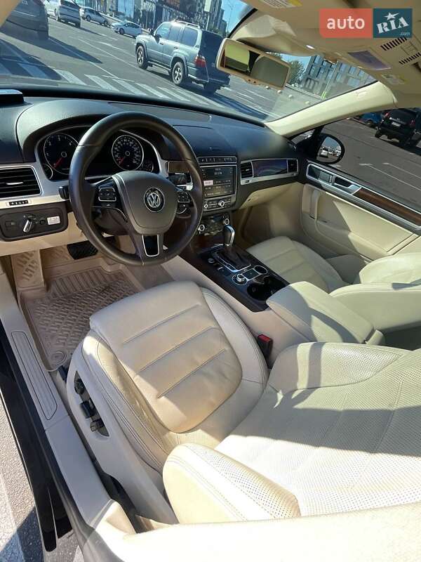 Внедорожник / Кроссовер Volkswagen Touareg 2015 в Киеве