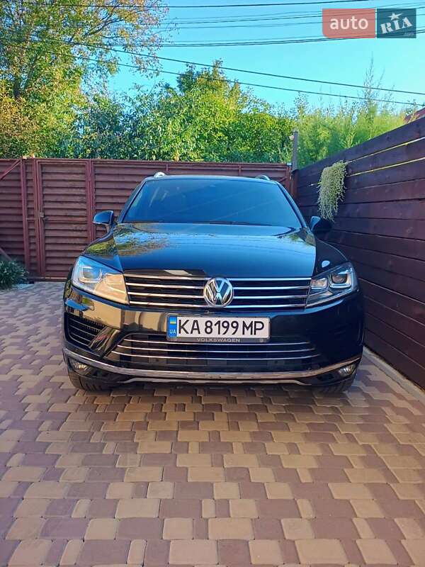 Внедорожник / Кроссовер Volkswagen Touareg 2015 в Киеве