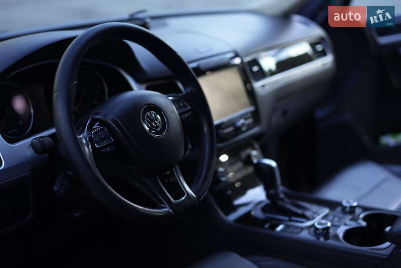 Внедорожник / Кроссовер Volkswagen Touareg 2010 в Сумах