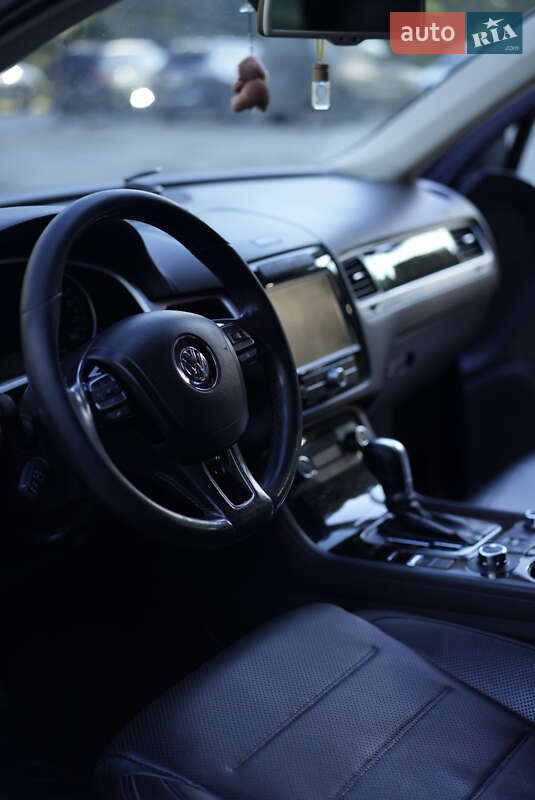 Внедорожник / Кроссовер Volkswagen Touareg 2010 в Сумах