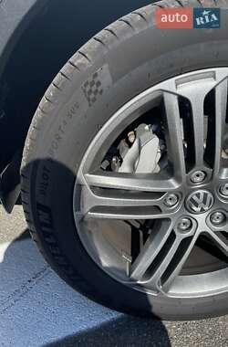 Внедорожник / Кроссовер Volkswagen Touareg 2015 в 
