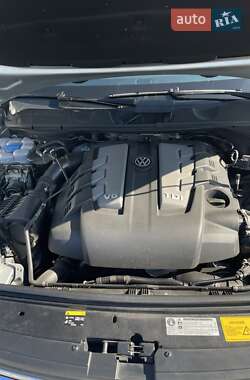 Внедорожник / Кроссовер Volkswagen Touareg 2015 в 