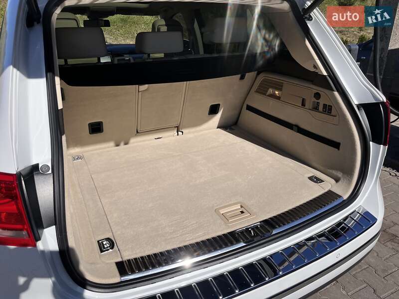 Внедорожник / Кроссовер Volkswagen Touareg 2016 в Львове