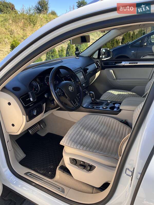 Внедорожник / Кроссовер Volkswagen Touareg 2016 в Львове