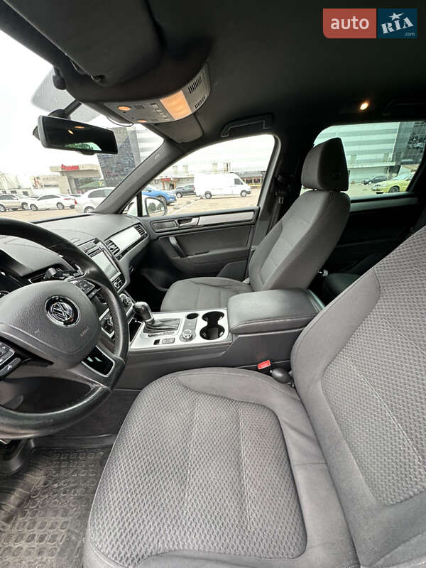 Внедорожник / Кроссовер Volkswagen Touareg 2012 в Житомире
