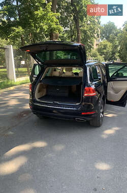 Внедорожник / Кроссовер Volkswagen Touareg 2012 в 
