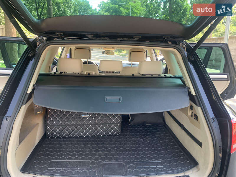 Внедорожник / Кроссовер Volkswagen Touareg 2012 в Киеве