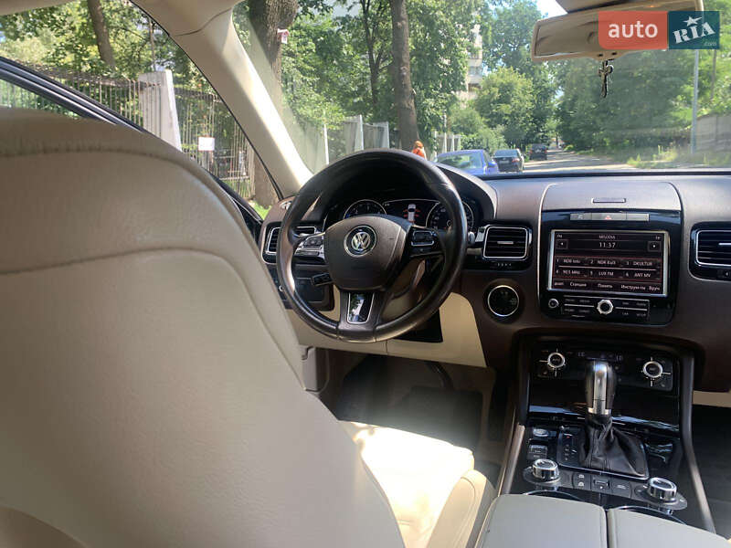 Внедорожник / Кроссовер Volkswagen Touareg 2012 в Киеве