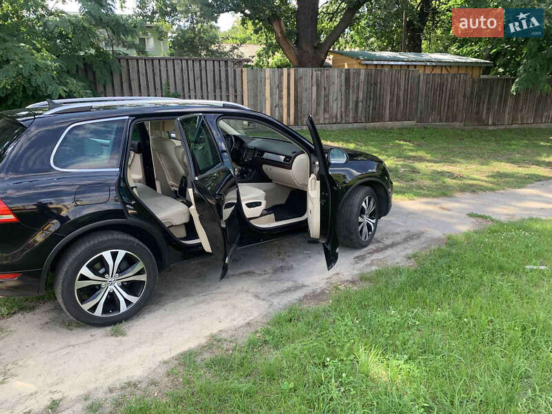 Внедорожник / Кроссовер Volkswagen Touareg 2012 в Киеве