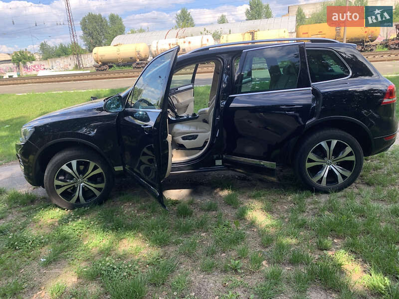 Внедорожник / Кроссовер Volkswagen Touareg 2012 в Киеве