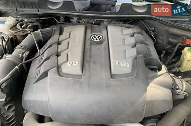 Внедорожник / Кроссовер Volkswagen Touareg 2012 в 