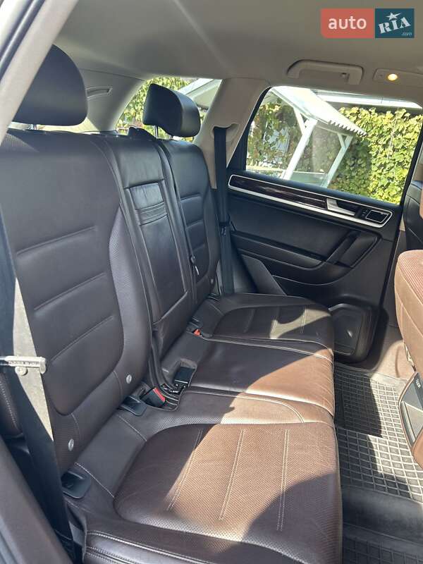 Внедорожник / Кроссовер Volkswagen Touareg 2011 в Александрие