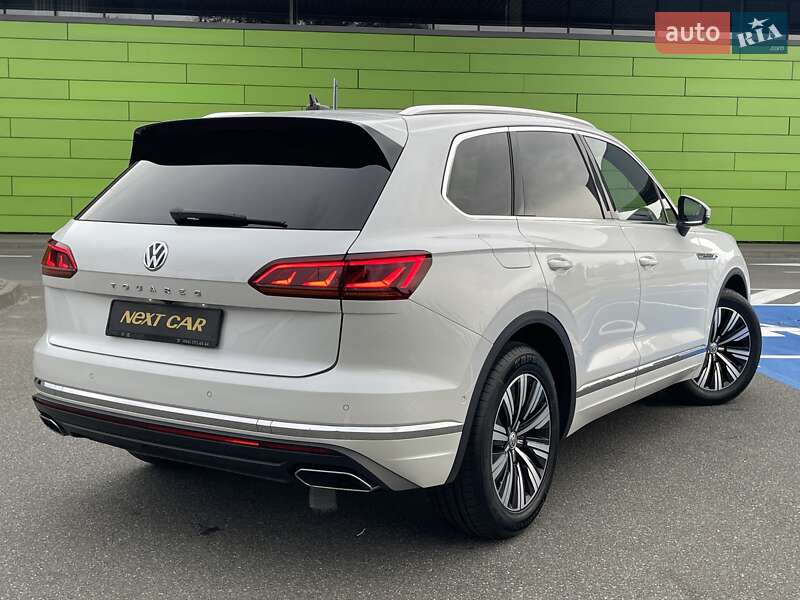 Позашляховик / Кросовер Volkswagen Touareg 2018 в Києві