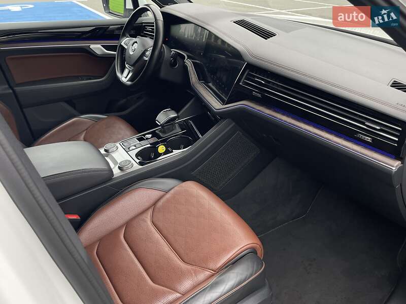 Позашляховик / Кросовер Volkswagen Touareg 2018 в Києві