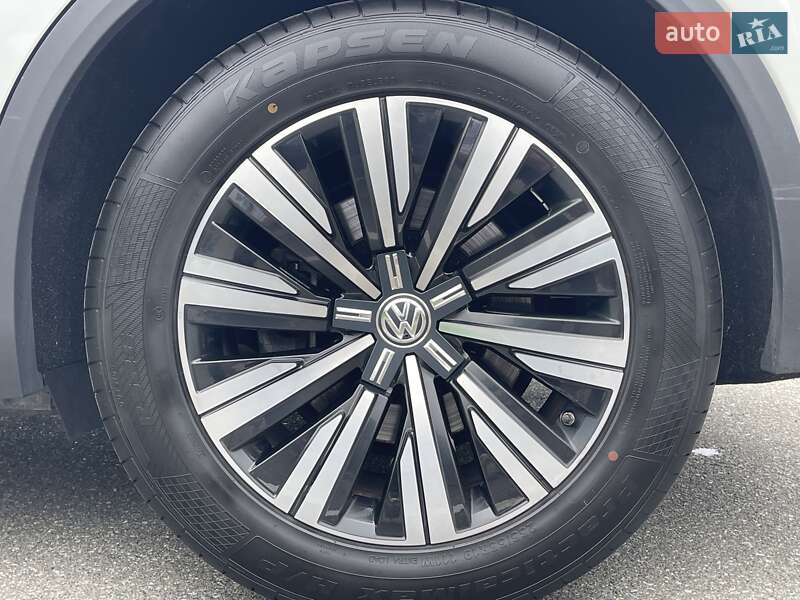 Позашляховик / Кросовер Volkswagen Touareg 2018 в Києві