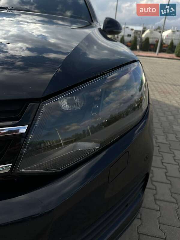 Внедорожник / Кроссовер Volkswagen Touareg 2014 в Днепре