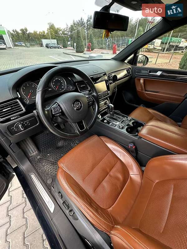 Внедорожник / Кроссовер Volkswagen Touareg 2014 в Днепре