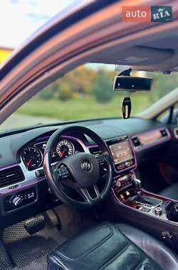 Внедорожник / Кроссовер Volkswagen Touareg 2010 в 