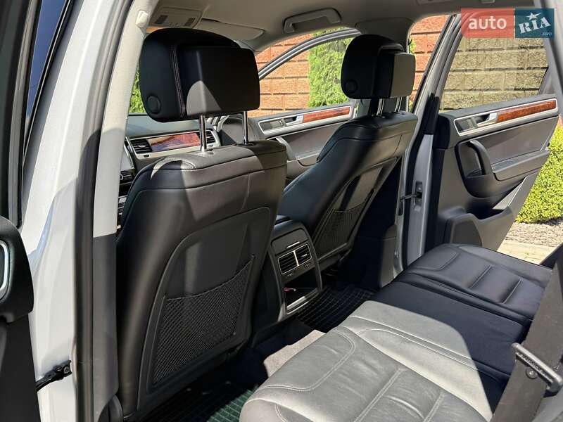 Внедорожник / Кроссовер Volkswagen Touareg 2013 в Ровно