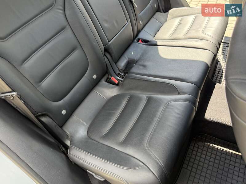 Внедорожник / Кроссовер Volkswagen Touareg 2013 в Ровно