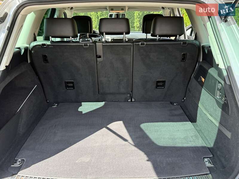 Внедорожник / Кроссовер Volkswagen Touareg 2013 в Ровно