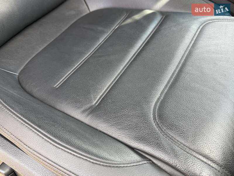 Внедорожник / Кроссовер Volkswagen Touareg 2013 в Ровно