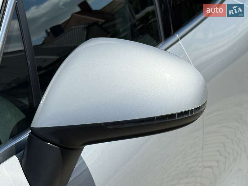 Внедорожник / Кроссовер Volkswagen Touareg 2013 в Ровно