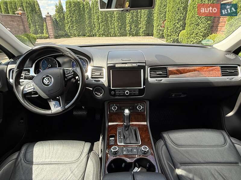 Внедорожник / Кроссовер Volkswagen Touareg 2013 в Ровно