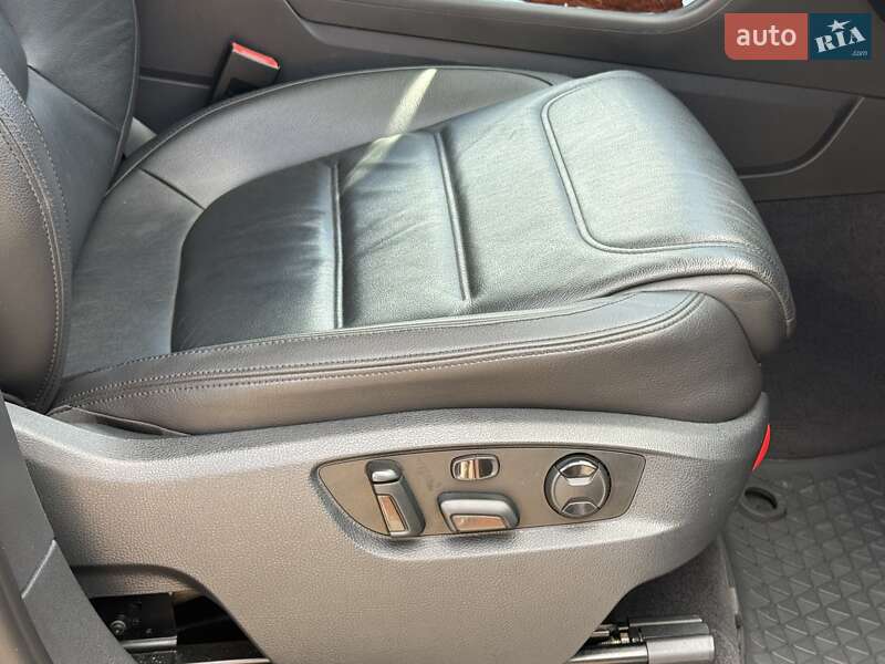 Внедорожник / Кроссовер Volkswagen Touareg 2013 в Ровно