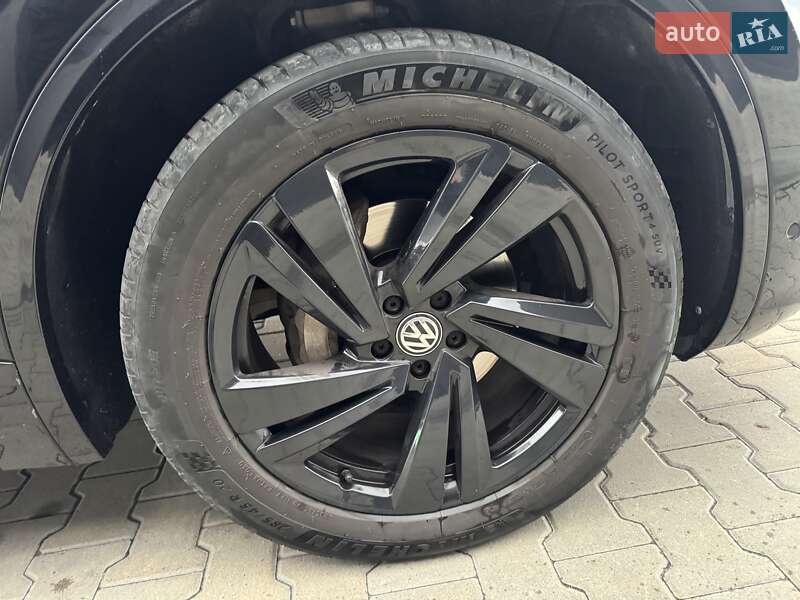 Позашляховик / Кросовер Volkswagen Touareg 2019 в Тернополі