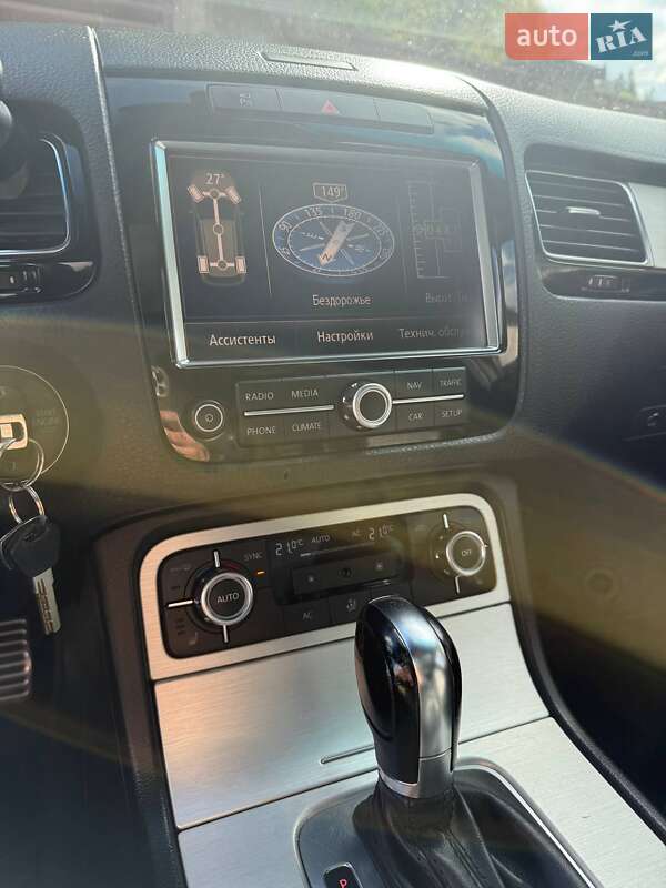 Внедорожник / Кроссовер Volkswagen Touareg 2012 в Славском
