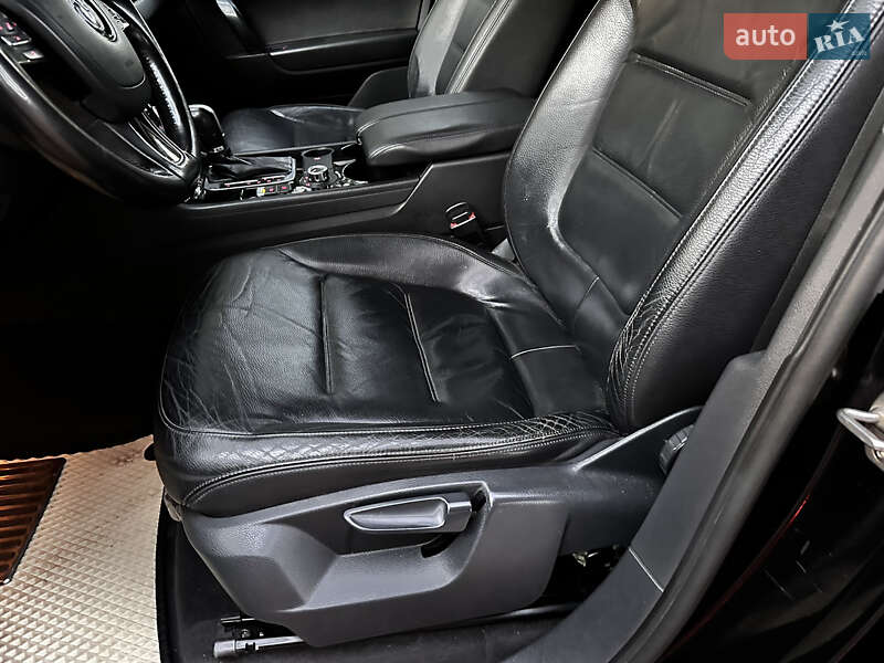 Позашляховик / Кросовер Volkswagen Touareg 2011 в Хусті
