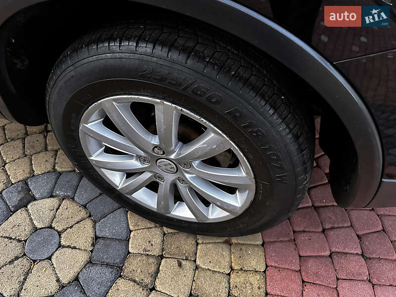 Позашляховик / Кросовер Volkswagen Touareg 2011 в Хусті