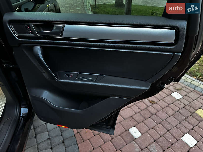 Позашляховик / Кросовер Volkswagen Touareg 2011 в Хусті