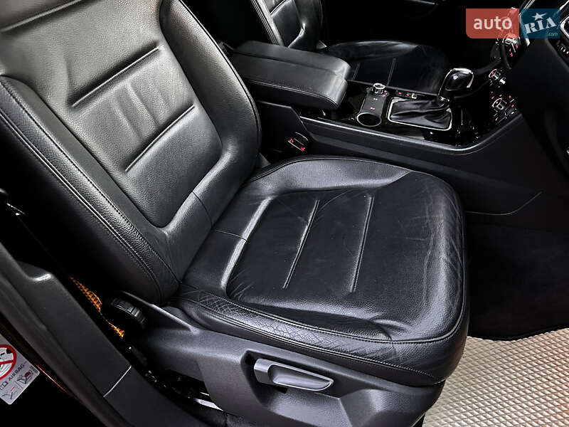 Позашляховик / Кросовер Volkswagen Touareg 2011 в Хусті