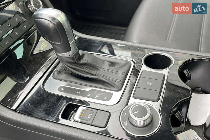 Позашляховик / Кросовер Volkswagen Touareg 2015 в Стрию